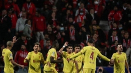 Ibrahima Konate (ketiga dari kiri) dan Luis Diaz (tengah) merayakan gol ketiga Liverpool ke gawang Benfica bersama rekan-rekannya (Tribunnews.com)