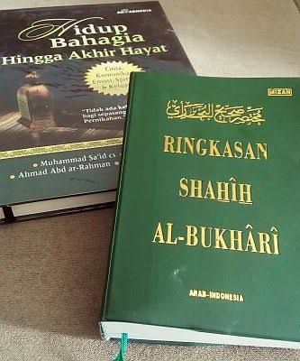 Buku-buku agama ini diberikan sebagai kado buatku, isinya menarik dan menambah ilmu religi (dokpri)