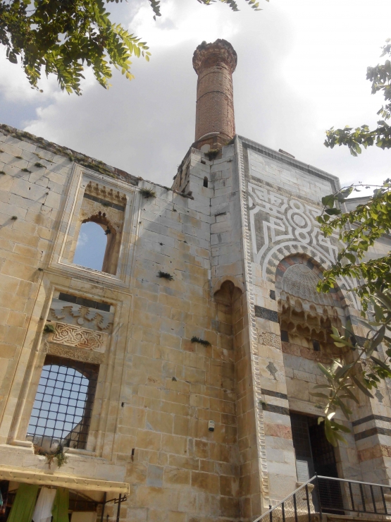 Pintu masuk komplek Isabey Camii. Beberapa bagian dindingnya sudah keropos. Foto: Dokpri 