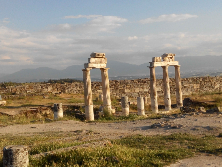 Aroma kemegahan dan kejayaan Hierapolis masih bisa dirasakan di Pamukkale. Foto: Dokpri