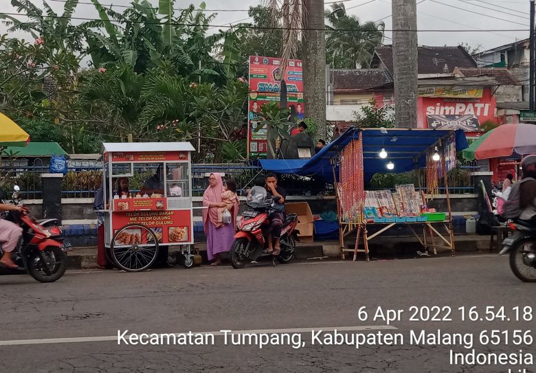 Penjual kembang api di Desa Tumpang, Kecamatan Tumpang, Malang. | Dokumen pribadi.