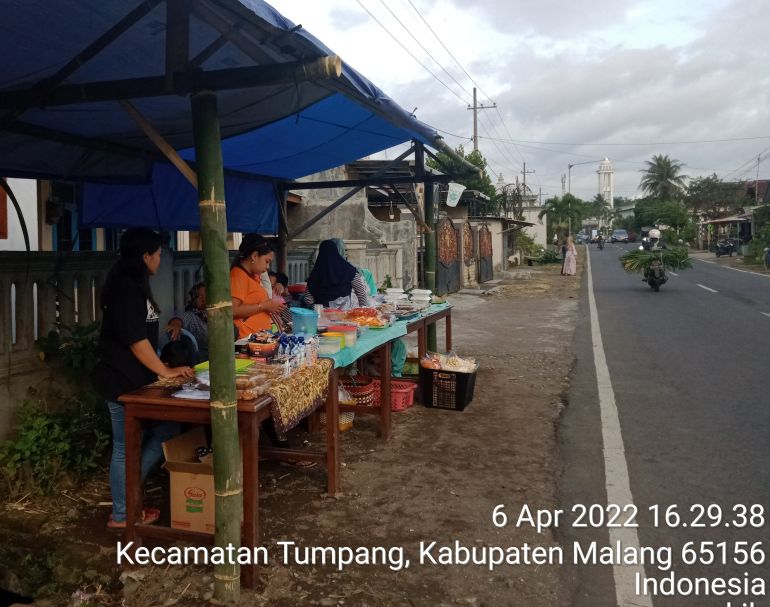 Lapak baru penjual ta'jil Desa Kedung Rejo, Tumpang Malang | Dokumen pribadi.