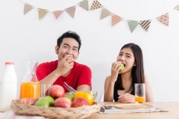 Ilustrasi memakan buah-buahan(Shutterstock/Happy Together via kompas.com)