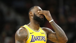 Pemain megabintang Lakers, LeBron James gagal membawa timnya lolos ke Playoffs NBA 2022 (Foto: USA Today).