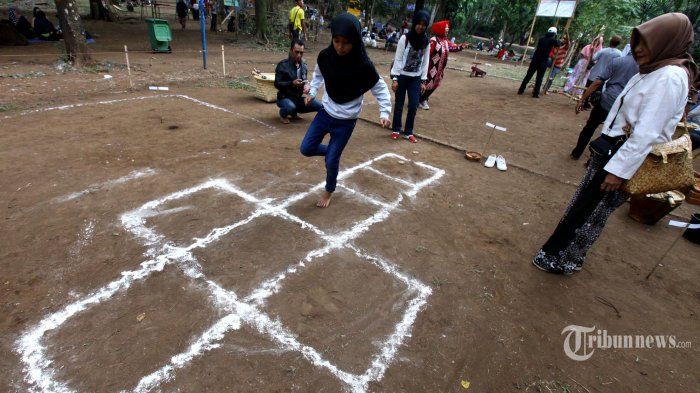 Salah satu permainan tradisional yang sering dilakukan barudak Sunda tempo doeloe waktu ngabuburit (Sumber: tribunnews.com)