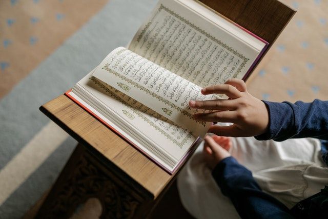 ilustrasi orang sedang membaca Al-Quran-photo by Alena Darmel from pexels