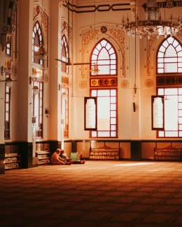 Foto oleh Orest Sv dari Pexels | Ilustrasi i'tikaf di dalam mesjid dengan membaca Al Quran