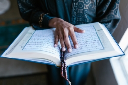 Foto oleh RODNAE Productions dari Pexels  | Ilustrasi membaca Al Quran