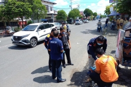 tim Inafis Polda DIY saat olah TKP di Jalan Gedongkuning, Kota Yogyakarta, Senin (4/4/2022)(KOMPAS.COM/WISANG SETO PANGARIBOWO)