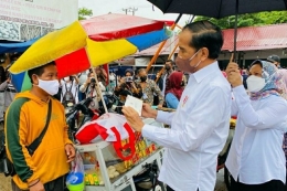 Presiden Joko Widodomemberikan Bantuan Langsung Tunai (BLT) minyak goreng kepada sejumlah pedagang kecil via Kompas.com