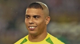 Ronaldo dan gaya rambut uniknya di Piala Dunia 2002 (Tribunnews.com)