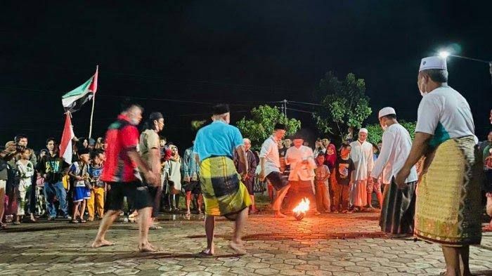 Sepakbola Api setelah sholat Tarawih di Kabupaten Tegal (banyumas.tribunnews.com)