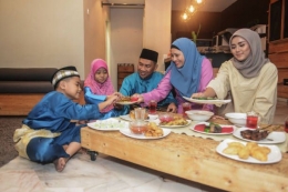 Sahur bareng keluarga/istockphoto.com