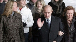 Putin bersam istri dan putrinya Maria Vorontsova  (paling kiri) ketika melakukan kampanye.  Sumber: AFP 