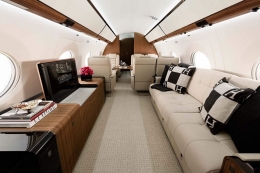 Interior pesawat Gulfstream milik Abramovich. Sumber: gulfstream via www.luxurylaunches.com
