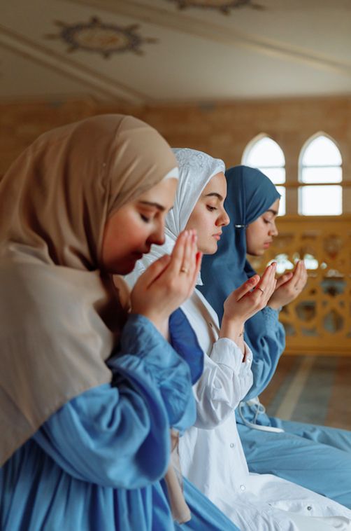 Sumber Foto: https://www.pexels.com/id-id/foto/perempuan-agama-iman-berdoa-8488997/
