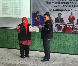 Penerimaan piagam penghargaan yang diberikan oleh Kepala Dinas Kabupaten Sukabumi (sumber foto: dokumentasi pribadi)
