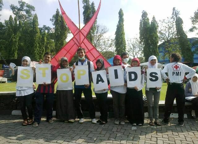 Relawan dari KSR PMI Unit 7 UIN Sunan Kalijaga ikut memperingati Hati AIDS Sedunia pada 1 Desember yang lalu. (dokpri)