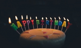 Kue ulang tahun (Sumber: https://pixabay.com/id/photos/hari-ulang-tahun-kue-lilin-1835443/)