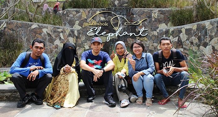 Foto bersama TGB dan rekan-rekan blogger Sahabat Lombok Taksi. Cred. kamera Nabiya.