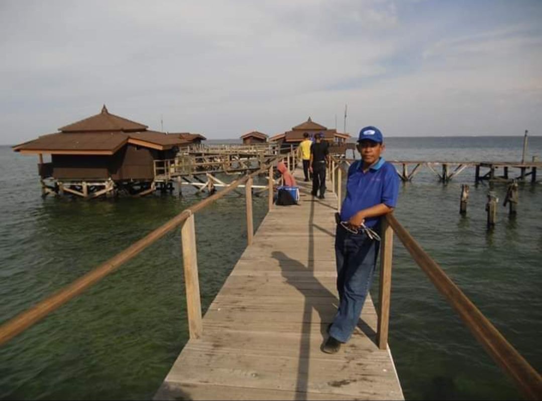 Mejeng di jembatan menuju bungalo di atas air di Pulau Bidadari, Kepulauan Seribu (foto: dok Nur Terbit)