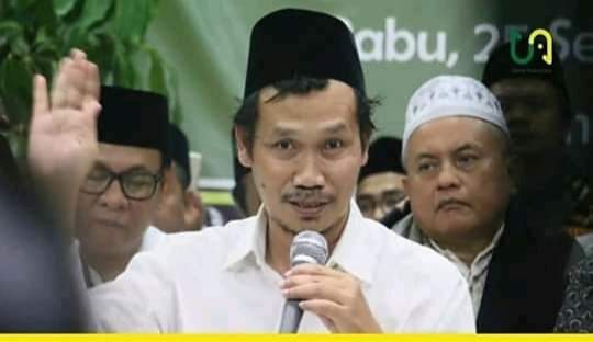 Gus Baha selalu menyampaikan kajian Al-Qur'an dan kitab lainnya dengan sederhana namun detil dan jelas. (Foto nuonline.com)