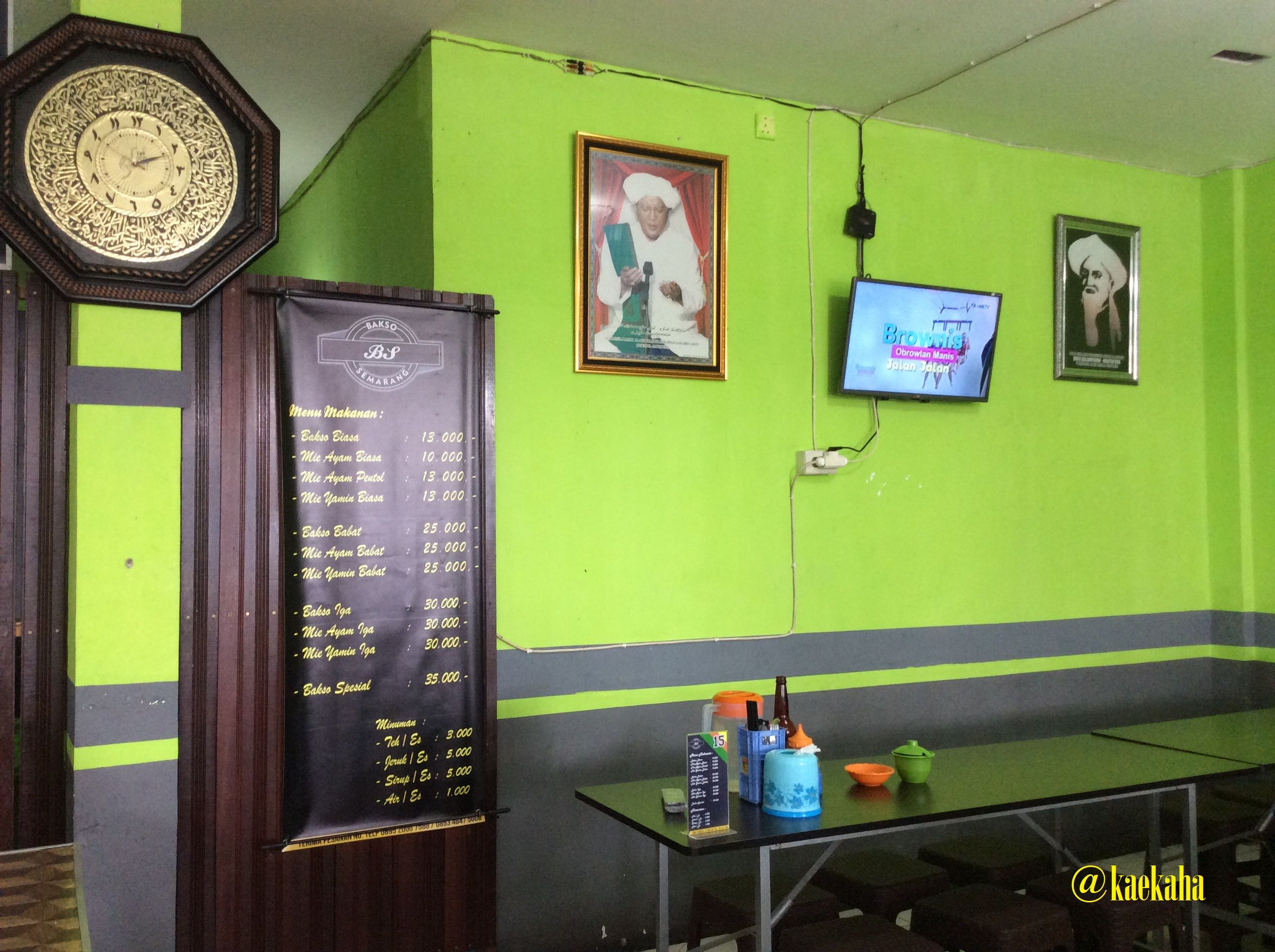 Gambar/Foto Tuan Guru Zaini Abdul Ghani di Dinding Sebuah Warung Bakso di Banjarmasin | @kaekaha