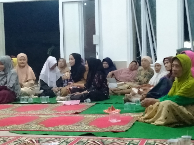 Jemaah Surau Palak Pisang yang sedang mendengarkan TSR berceramah. (foto dok damanhuri)