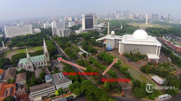 Gereja Kathedral/kiri dan Masjid Istiqlal/kanan dihubungkan Terowongan Silaturahmi (Sumber: tribunnews.com)