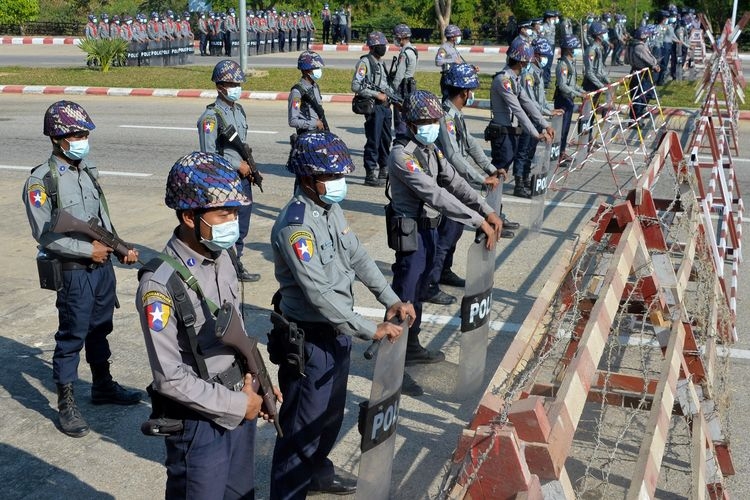 Barikade militer Myanmar (AFP PHOTO/THET AUNG  via KOMPAS.com)
