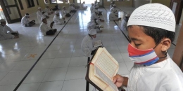 Ilustrasi anak yang diberi tugas menghapal Al-Quran oleh ustaz. Foto  merdeka.co ko