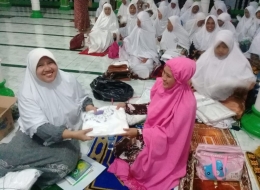 Ibu-ibu gelar pengajian dan serah terima alat salat infak dari salah satu jamaah di masjid. Foto pribadi (Sri Rohmatiah)