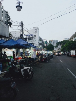 Pedagang kaki lima di sepanjang Jalan CIkapundung (Foto: Regina Marcella)