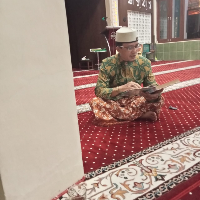 Ustadz  Fahrudin Ketua Takmir memimpin tadarusan (Dok. Bambang Setiawan) 