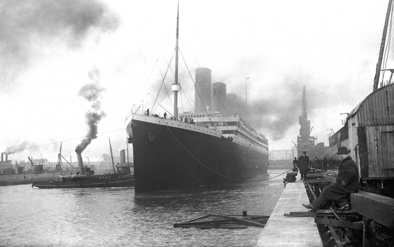Titanic di pelabuhan Southampton sebelum berlayar menuju New York. Sumber: www.liners.dk / wikimedia