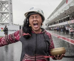 Aksi Mbak Rara saat menjadi pawang hujan di MotoGP Mandalika /Instagram raraistiatiwulandari 
