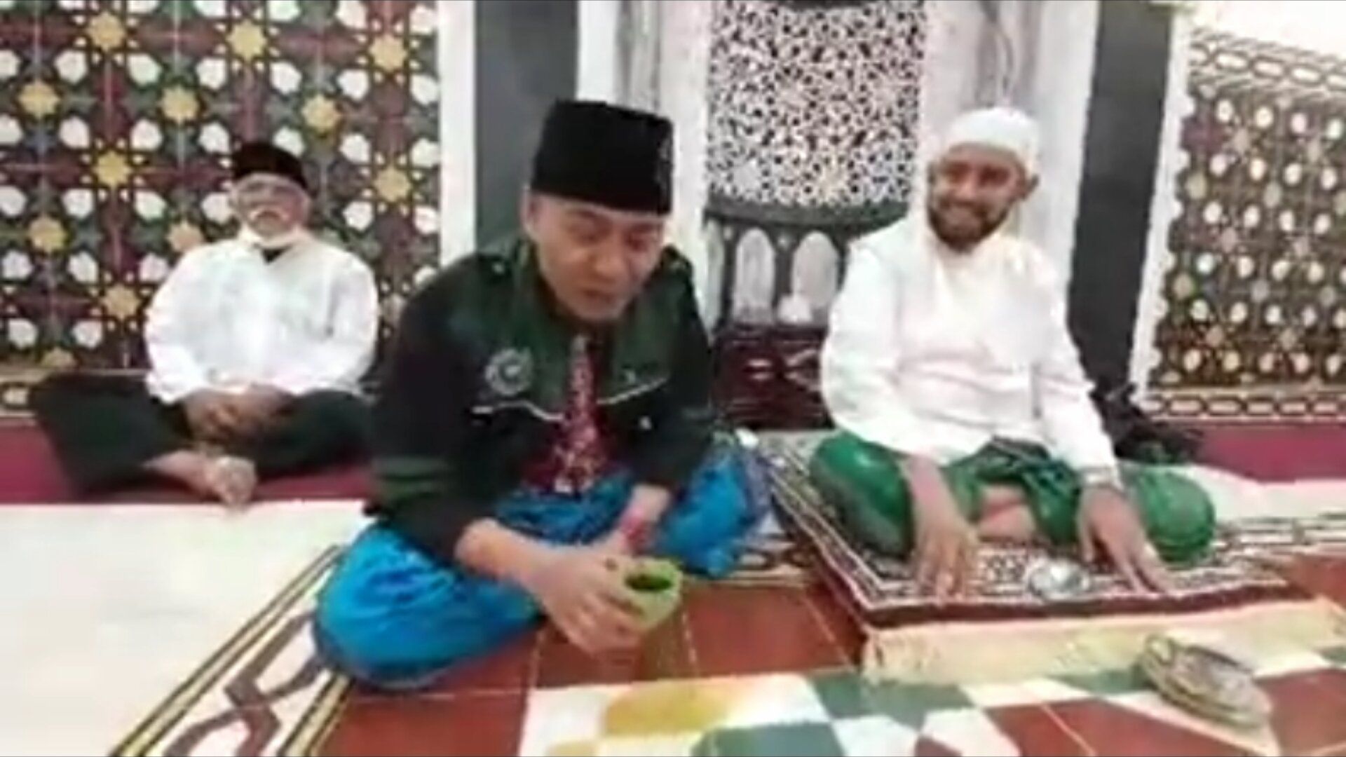 Tampak khusyu mendengarkan wejangan sholawat/youtube.com/ka gujangbusthomicirebon