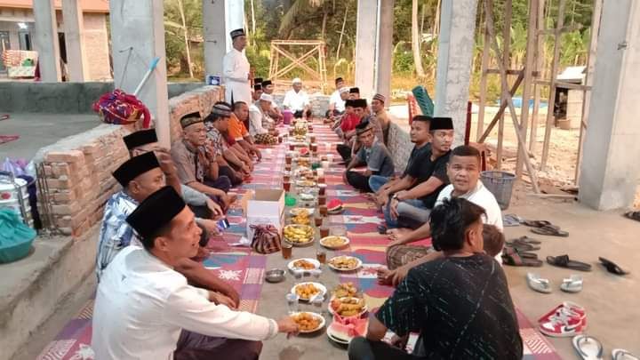 Walinagari Lubuk Alung Hilman H Datuak Mangkuto Alam buka puasa bersama saat Safari Ramadhan di Masjid Baiturrahman. (foto dok hilman)