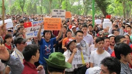 Warga Vietnam protes terhadap keagresifan China di Laut China Selatan di kota Hanoi bebarapa waktu lalu. | Sumber: en.wikipedia.org  