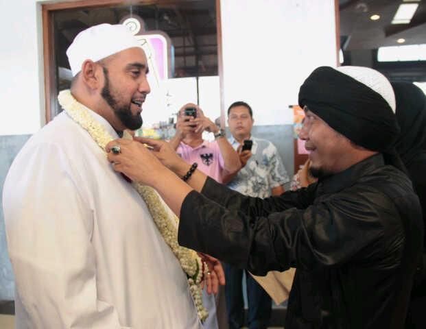 Habib syeikh dilayani dengan hidmat/twitter.com/ujangbusthomi