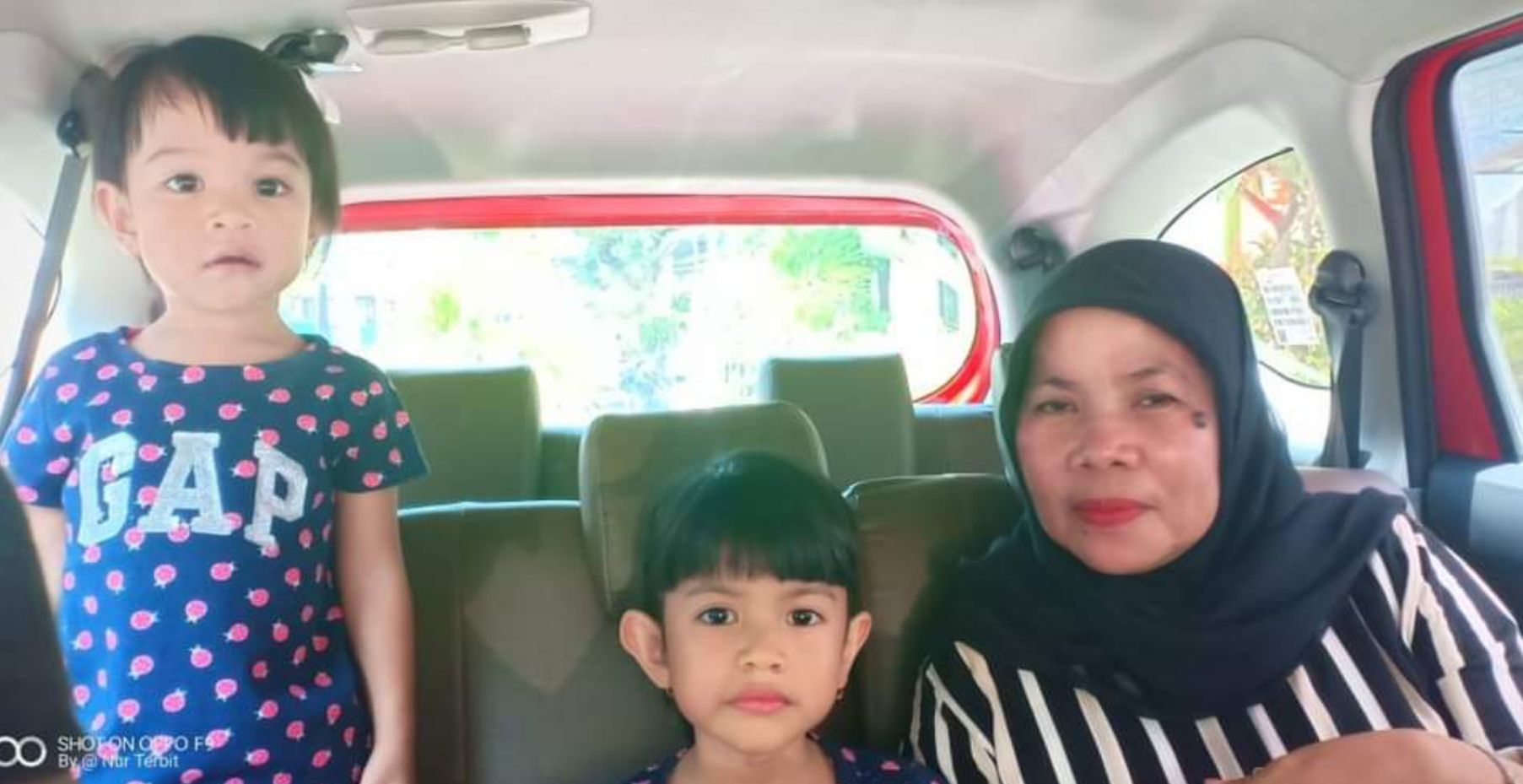 Runi (5), Kiwa (7) dan ibu Sitti Rabiah, nenek sekaligus ibu guru TK (foto : Nur Terbit)