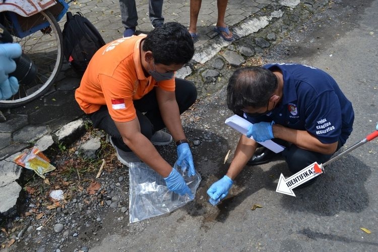 Polisi saat melakukan olah Tempat Kejadian Perkara (TKP) peristiwa penganiayaan di Jalan Gedongkuning, Kota Yogyakarta yang menyebabkan siswa kelas XI SMA Muhammadiyah 2 Yogyakarta, Dafa Adzin Albasith meninggal dunia. Peristiwa penganiayaan ini terjadi pada Minggu (3/4/2022) dini hari. Sumber: Humas Polda DIY via Kompas.com