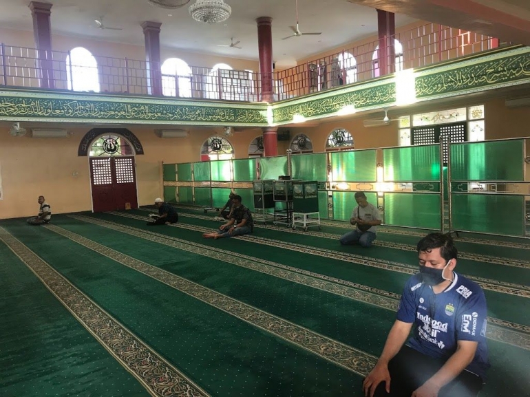 Image: Interior Masjid CengHo yang sejuk karena banyaknya ventilasi (by Merza Gamal)