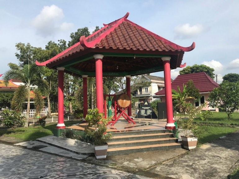 Image: Tempat bedug yang bernuansa alkulturasi Tionghoa Palembang Masjid CengHo (by Merza Gamal)