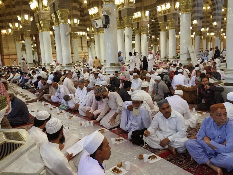 Image: Bersegerah dalam berbuka (photo by Merza Gamal)