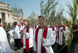 Minggu Palma di Vatikan dengan daun zaitun dan palem-teleclubitalia.it
