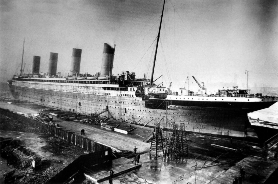 Titanic ketika masih di galangan kapal. Sumber: Robert John Welch/wikimedia