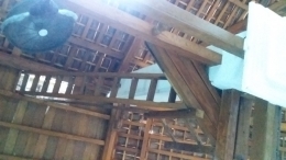 Tangga menuju ruang rapat rahasia di bagian tengah atap Masjid Jami Angke. (Sumber foto: dok pribadi)