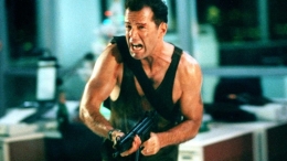 Bruce Willis dalam Die Hard|sumber : Hollywood Reporter