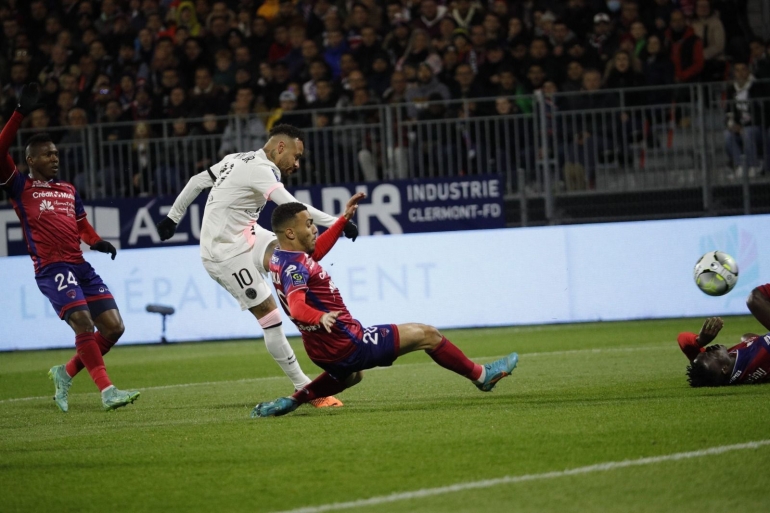 Neymar memberikan gol pembuka di laga Clermont vs PSG. (Foto: Twitter/PSG_English)